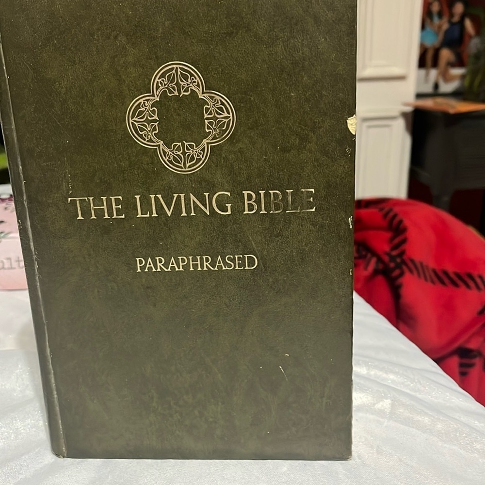 Vintage The Living Bible Paraphrased 1972 Tyndale House Green Padded Hardcover